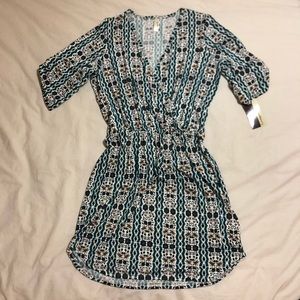 Loveappella - Rolled Sleeve Print Tunic Dress